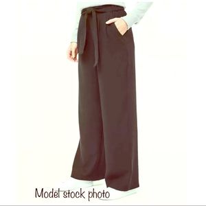 Lululemon black noir slacks pants size 2